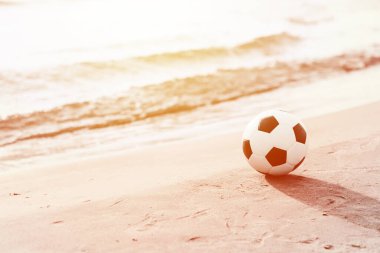 Yaz kumsalında futbol topu. Yatay spor posteri, tebrik kartları, başlıklar, web sitesi