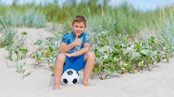 Jongen Voetbalt Het Strand Zomer Sport Concept Horizontale Sportposter Wenskaarten — Stockfoto