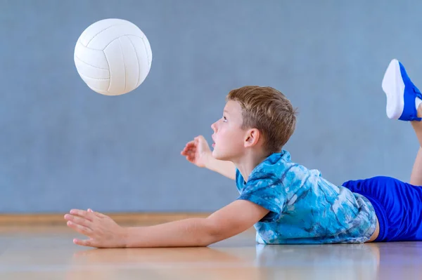 Schulkind Spielt Einer Sportstunde Volleyball Horizontales Bildungsplakat Grußkarten Kopfzeilen Website — Stockfoto