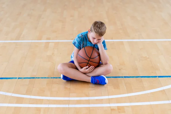 Trauriger Enttäuschter Junge Der Einer Sportstunde Auf Einem Basketballball Sitzt — Stockfoto