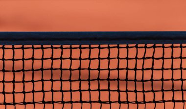 Tenis, arka planda bokeh kumu olan raket ağı. Yatay spor posteri, tebrik kartları, başlıklar, web sitesi