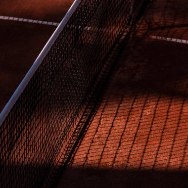 Gölgeli turuncu tenis kortu ağı. Yatay spor posteri, tebrik kartları, başlıklar, web sitesi