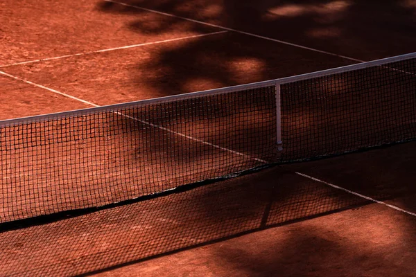 Orange Tennisbana Nät Med Skuggor Horisontell Sport Affisch Gratulationskort Rubriker — Stockfoto