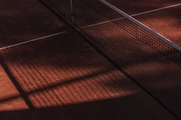 Orange Tennisbana Nät Med Skuggor Horisontell Sport Affisch Gratulationskort Rubriker — Stockfoto