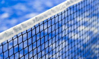 Mavi kortta raket tenis ve tenis ağı. Tenis yarışması konsepti. Yatay spor posteri, tebrik kartları, başlıklar, web sitesi