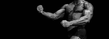 Sporcular kollarının kenarındaki kasları zorluyor. Siyah beyaz filtre. Yatay spor posteri, tebrik kartları, başlıklar, web sitesi