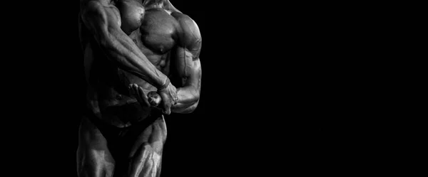 健美运动员的姿势 漂亮的运动男男性力量 健康的肌肉男人 黑白滤色片 横向体育海报 — 图库照片