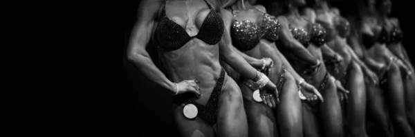 Groepsvrouw Atleten Bodybuilders Poseren Meest Gespierde Bikini Fitness Wedstrijden Zwart — Stockfoto