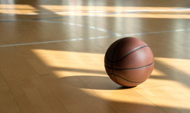 Profesyonel kahverengi deri top ve gölgeli basketbol sahası ahşap zemini. Yatay spor posteri, tebrik kartları, başlıklar, web sitesi
