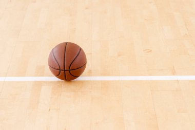 Parkın zemininde doğal ışıklandırmalı basketbol topu. İnternette spor yapma konsepti. Yatay spor posteri, tebrik kartları, başlıklar, web sitesi