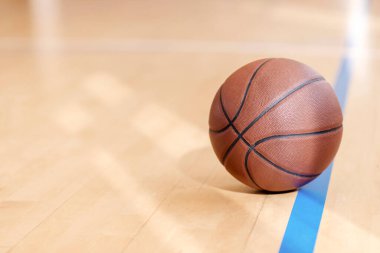 Parkın zemininde doğal ışıklandırmalı basketbol topu. İnternette spor yapma konsepti. Yatay spor posteri, tebrik kartları, başlıklar, web sitesi