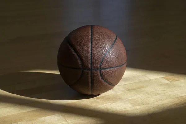 Cancha Baloncesto Piso Madera Con Bola Cuero Marrón Profesional Sombras — Foto de Stock