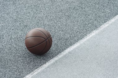 Yeni şehir sahasında yeni basketbol topu. Yatay spor posteri, tebrik kartları, başlıklar, web sitesi ve uygulama