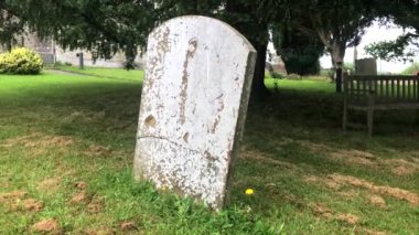 Kilise mezarlığında tek bir beyaz mezar taşı.