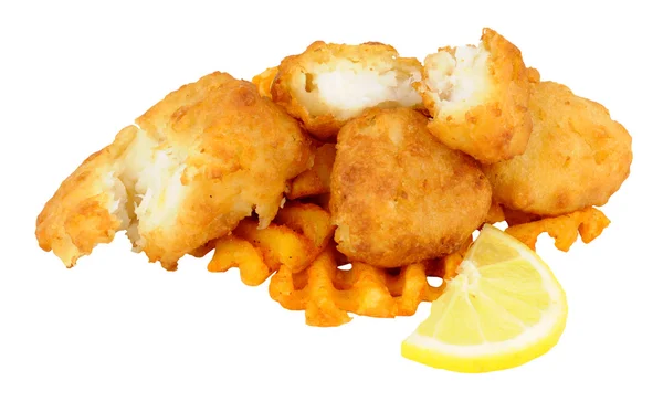 Nuggets de peixe de bacalhau com batatas fritas de treliça — Fotografia de Stock