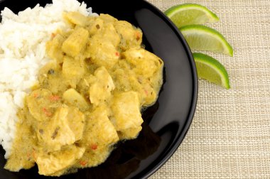 Yeşil Tay tavuk köri ve pilav