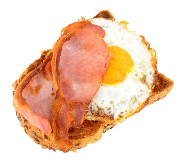 炒鸡蛋和培根或火腿，烤面包 — 图库照片