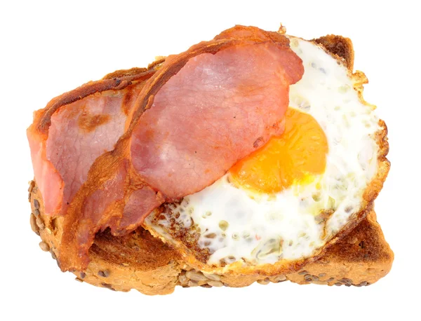 炒鸡蛋和培根或火腿，烤面包 — 图库照片