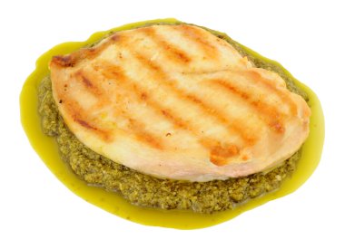 Pesto üzerinde ızgara tavuk göğsü