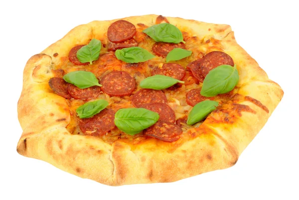 Pizza de pepperoni com folhas frescas de manjericão — Fotografia de Stock