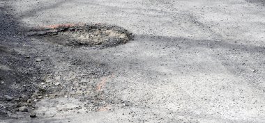 Bozuk asfalt yol yüzeyi