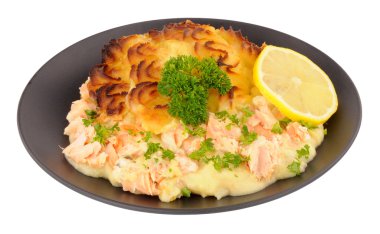 Patates balık pasta tepesinde