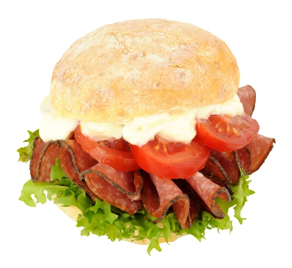 Würzige Salami und Tomaten-Sandwich — Stockfoto
