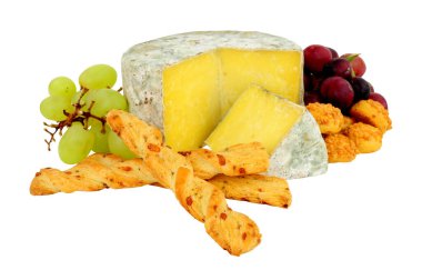 Kırmızı, yeşil üzümlü çedar peyniri çarkı ve beyaz arka planda izole edilmiş peynirli ekmek.