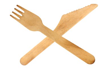 Çevre dostu tek kullanımlık ahşap çatal ve bıçak beyaz arka planda izole edilmiş.
