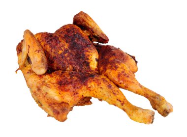 Piri soslu kızarmış spatchcock tavuğu. Beyaz arka planda izole edilmiş.