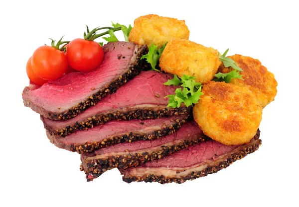 Dilimlenmiş Biber Tuz Kaplı Biftek Domatesli Biftek Beyaz Arka Planda — Stok fotoğraf