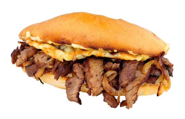 Biefstuk Kaas Sandwich Met Gebakken Uien Een Knapperig Broodje Geïsoleerd — Stockfoto