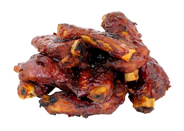 Beyaz arka planda izole edilmiş yapışkan barbekü sosuna bulanmış küçük domuz kaburgaları.
