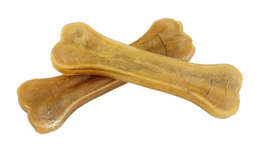 Basınçlı çiğ kemik şekilli köpek, beyaz arka planda izole bir şekilde çiğnenir.