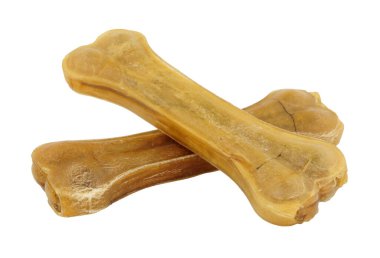 Basınçlı çiğ kemik şekilli köpek, beyaz arka planda izole bir şekilde çiğnenir.