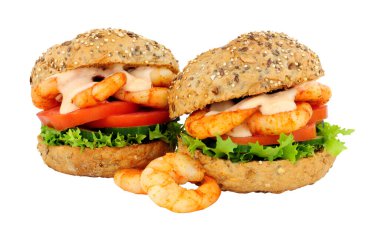 Beyaz arka planda Marie Rose soslu kaplan karidesi ve salatalı sandviç.