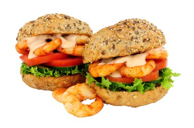 Beyaz arka planda Marie Rose soslu kaplan karidesi ve salatalı sandviç.