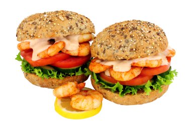 Beyaz arka planda Marie Rose soslu kaplan karidesi ve salatalı sandviç.