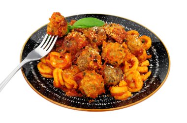 Al Forno et ve domuz köftesi. Beyaz arka planda izole edilmiş domates soslu makarna.