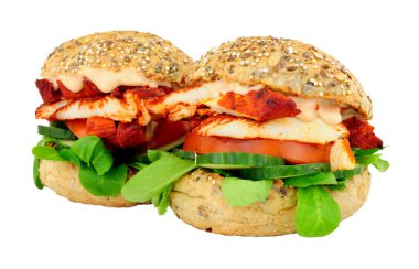 Beyaz arka planda izole edilmiş tavuk tikka eti ve salatalı sandviç.