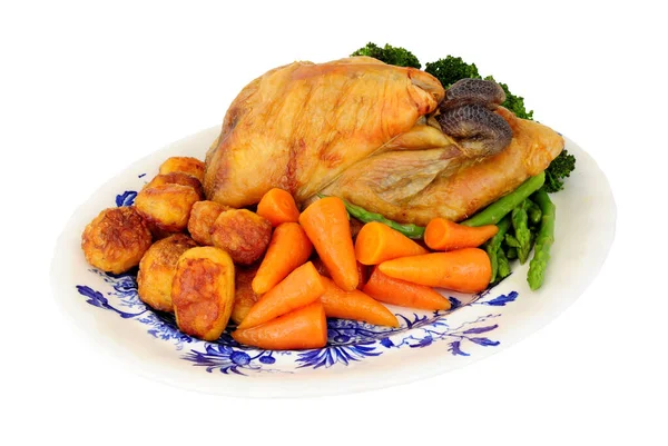 用烤土豆和在白色背景上分离的新鲜蔬菜烤整个几内亚的家禽 — 图库照片