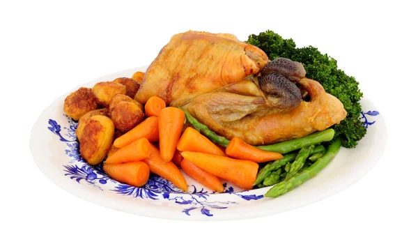 用烤土豆和在白色背景上分离的新鲜蔬菜烤整个几内亚的家禽 — 图库照片