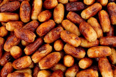 Fırında pişmiş domuz kokteyli sosis arka planda.