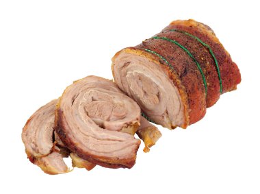 Kavrulmuş kuzu eti kısmen dilimlenmiş beyaz bir arka planda.