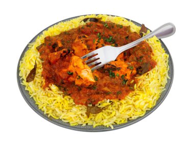 Beyaz arka planda kokulu pilav ile Hint usulü jalfrezi yemeği.