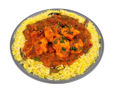 Beyaz arka planda kokulu pilav ile Hint usulü jalfrezi yemeği.