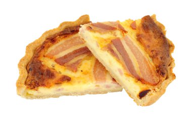 Akçaağaç pastırması ve peynirli kiş beyaz arka planda izole edilmiş.