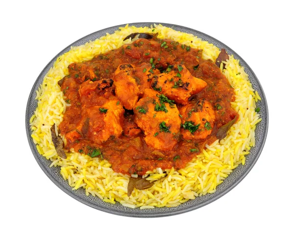 Beyaz arka planda kokulu pilav ile Hint usulü jalfrezi yemeği.