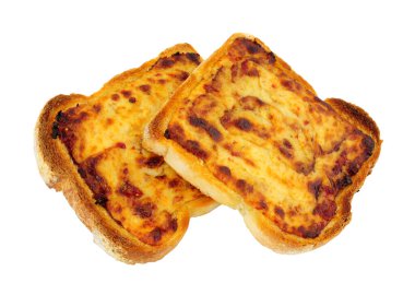 Kızarmış peynirli tost, beyaz arka planda izole edilmiş.