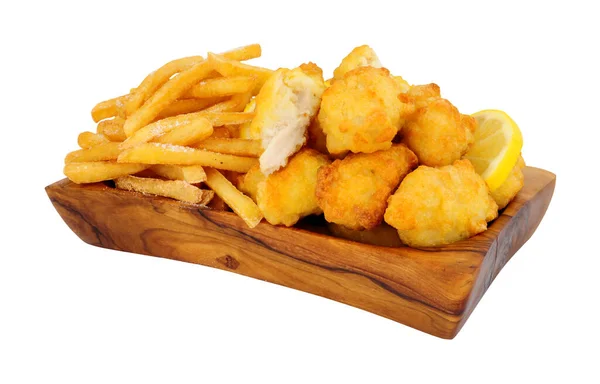 Tempura Gehavende Kip Nuggets Frietjes Een Olijfhout Serveerschaal Geïsoleerd Een — Stockfoto